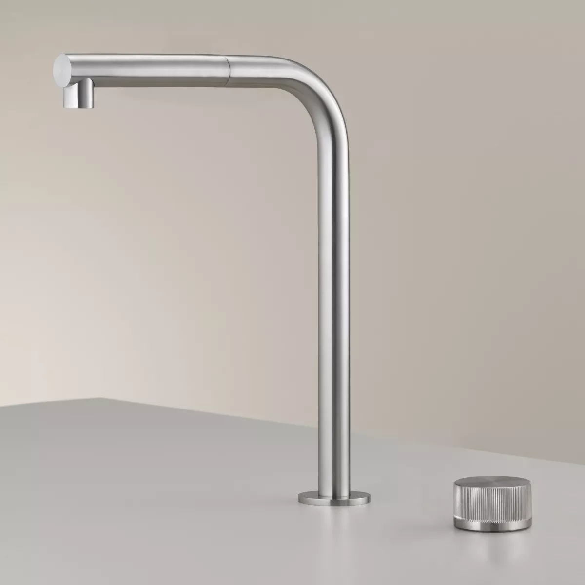 ceadesign APP Progressiver Zweiloch-Mischer mit schwenkbarem Auslauf und herausziehbarer Handbrause, Ausladung: 240mm, edelstahl satiniert-APP02S