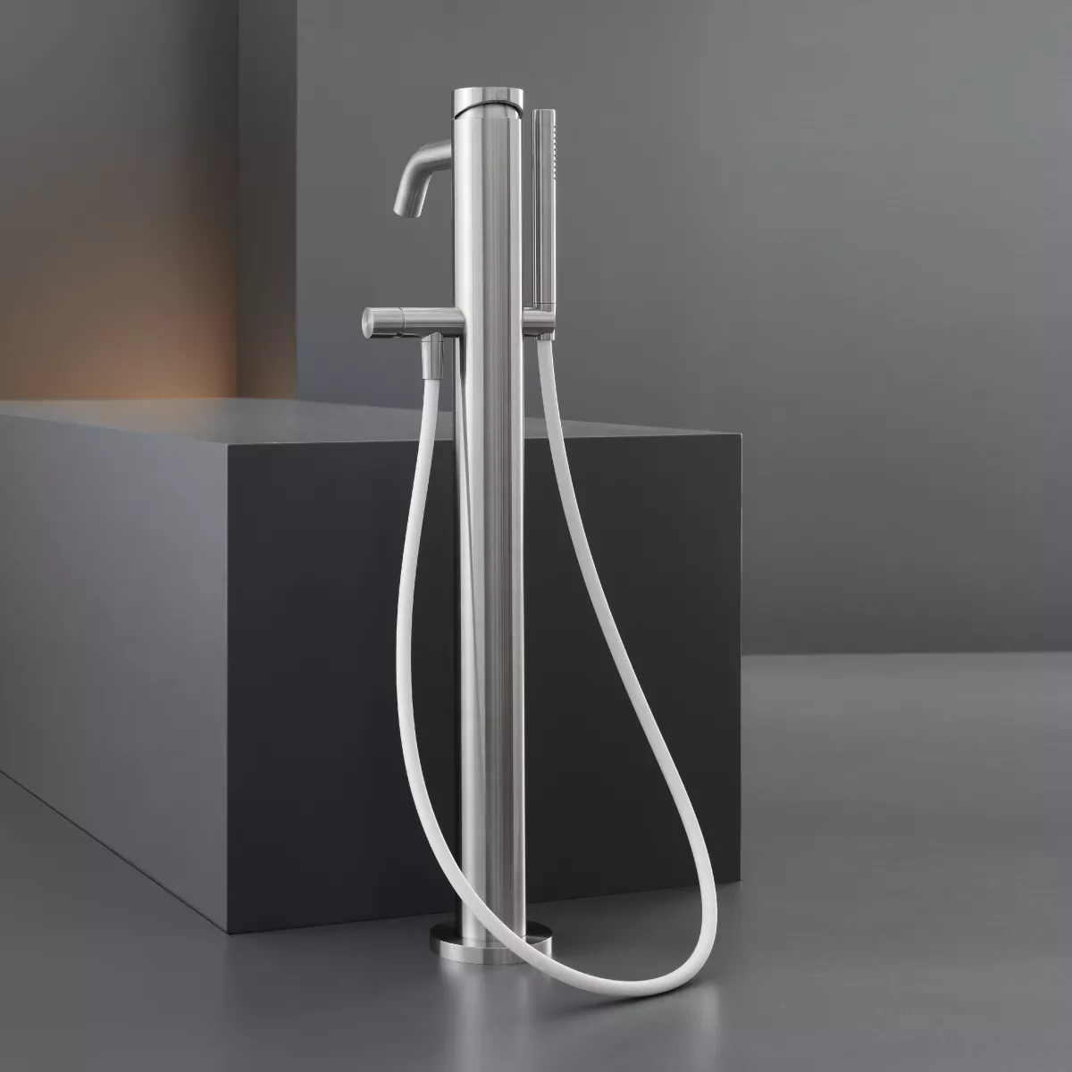 cea MIL 99 freistehender Badewannen-Eingriffmischer mit Stabhandbrause, high water flow, H:850mm, edelstahl satiniert, Schlauch weiß-MIL99WS