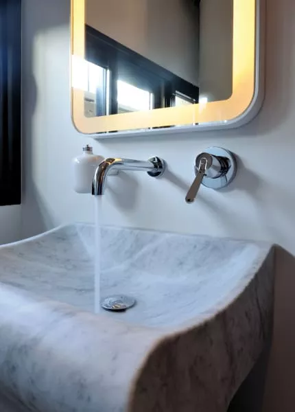 Agape LITO 1 freistehendes Waschbecken aus Naturstein, Breite: 55cm, Tiefe: 49cm, Höhe: 85cm, inklusive Ablaufgarnitur, bianco carrara - ACER0731MC