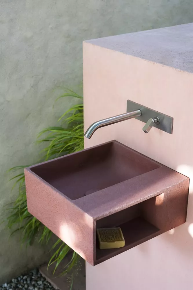 Agape HANDWASH quadratisches Wandbecken aus Zement mit seitlichem Ablagefach, Breite: 36cm, Höhe: 15cm, inklusive Ablaufgarnitur, mit Hahnloch, ziegelrot - ACER09951RE730