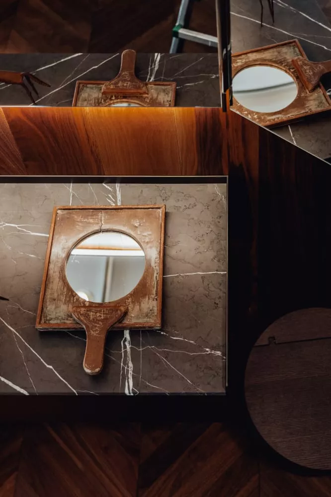 Agape DR Waschtisch zur Wandmontage mit Top und integriertem Waschbecken, Breite: 140,6cm, Tiefe: 50cm, Höhe: 25cm, Waschbecken rechts, Schublade links, Struktur und Front aus Messing brüniert gebürstet, Top aus Naturstein emperador dark - ADRP14DBREDRUBR