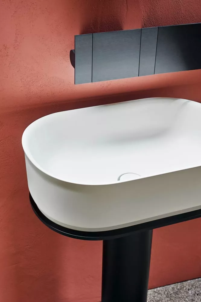 Agape IMMERSION freistehendes Waschbecken mit Bodenablauf, Breite: 60cm, Tiefe: 40cm, Höhe: 85,5cm, inklusive Ablaufgarnitur, Säule aus schwarz matt lackiertem Metall, Becken aus Cristalplant®, weiß matt - ACER0708PZZ+ACER0709E