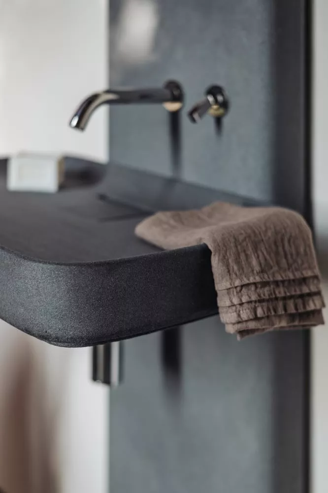 Agape PETRA Wandbecken mit Säule aus Zement, Breite: 64cm, Tiefe: 52cm, Höhe: 89,5cm, inklusive Halterung AKIT094C, Säule und Wandbecken in dunkelgrau - ACER092180+ACER096180+AKIT094C