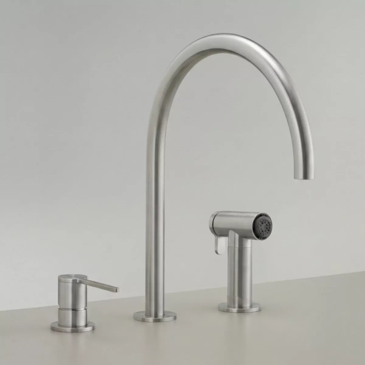 ceadesign INNOVO Dreilocharmatur mit schwenkbarem Auslauf und herausziehbarer Handbrause, Ausladung: 280mm, automatischer Umsteller, edelstahl satiniert - INV96S ceadesign INNOVO Dreilocharmatur mit schwenkbarem Auslauf und herausziehbarer Handbrause, Ausladung: 280mm, automatischer Umsteller, edelstahl satiniert - INV96S