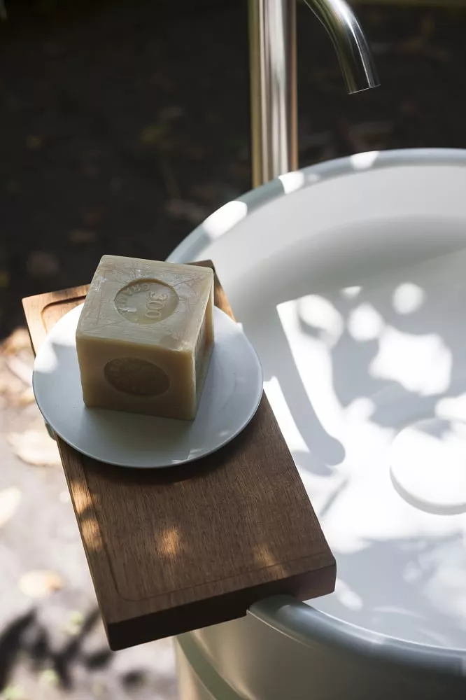 Agape VIEQUES freistehendes Waschbecken aus Edelstahl mit Bodenablauf, Durchmesser: 43,5cm, Höhe: 90,4cm, innen weiß matt, außen hellgrau - ACER0798FZL Agape VIEQUES freistehendes Waschbecken aus Edelstahl mit Bodenablauf, Durchmesser: 43,5cm, Höhe: 90,4cm, innen weiß matt, außen hellgrau - ACER0798FZL