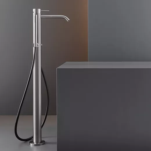 cea MIL 131 freistehender Badewannen-Eingriffmischer mit Stabhandbrause, high water flow, H:855mm, edelstahl satiniert, Schlauch weiß-MIL131WS