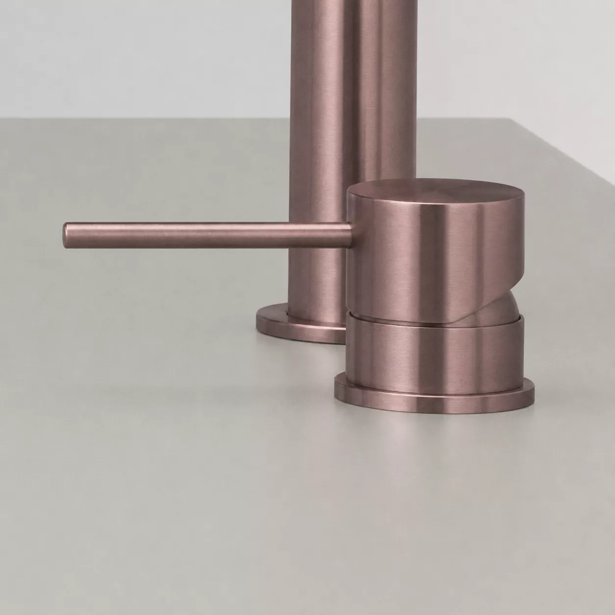 cea MIL 207 Tisch-Eingriffmischer mit langem Hebel, bronze satiniert - MIL207ZS cea MIL 207 Tisch-Eingriffmischer mit langem Hebel, bronze satiniert - MIL207ZS