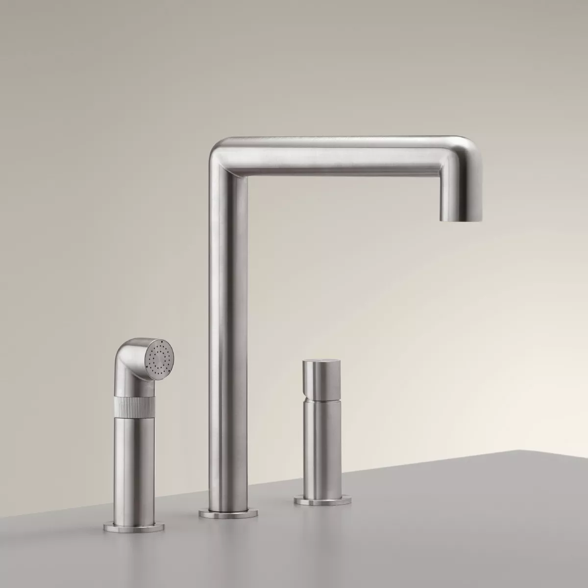 ceadesign CARTESIO Dreilocharmatur mit schwenkbarem Auslauf und herausziehbarer Handbrause, Ausladung: 225mm, automatischer Umsteller, edelstahl satiniert-CAR08S