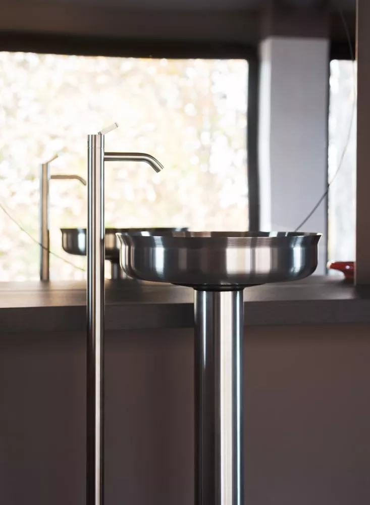 Agape UNDICI INBOX freistehendes Waschbecken mit rundem Aufsatzbecken aus Edelstahl, Durchmesser: 47cm, Höhe: 90cm, Wandablauf, inklusive Ablaufgarnitur, edelstahl gebürstet - ACER0380CMSPSP Agape UNDICI INBOX freistehendes Waschbecken mit rundem Aufsatzbecken aus Edelstahl, Durchmesser: 47cm, Höhe: 90cm, Wandablauf, inklusive Ablaufgarnitur, edelstahl gebürstet - ACER0380CMSPSP