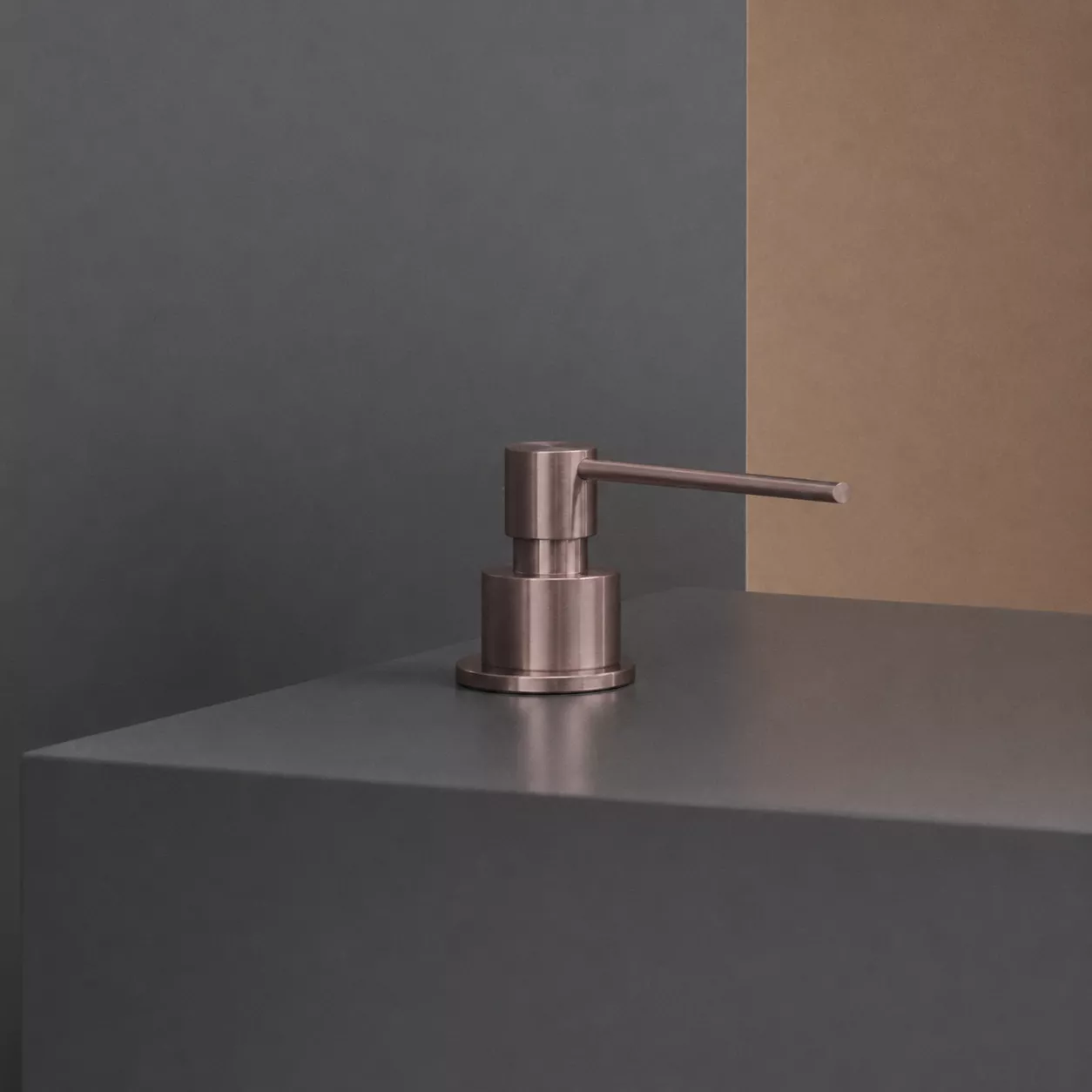 ceadesign DOS Seifenspender zur Tischmontage, bronze satiniert - DOS04ZS ceadesign DOS Seifenspender zur Tischmontage, bronze satiniert - DOS04ZS