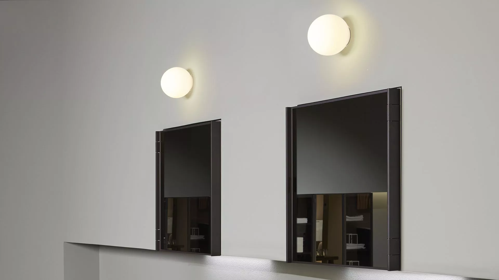 antoniolupi BOLLA Spiegel- oder Wandleuchte aus Borosilikatglas mit Aluminiumhalterung, Durchmesser: 12cm, Lichtfarbe: 3000K, warmweiß-BOLLA1-3000