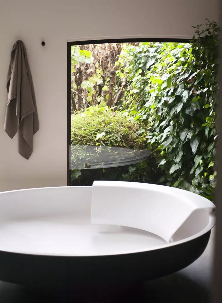 Agape UFO freistehende Badewanne aus Edelstahl, Durchmesser: 204cm, Höhe: 50cm, mit 1 Rückenlehne aus weißem Cristalplant®, Wanneninnenraum weiß matt, außen dunkelgrau - AVAS0906ZG Agape UFO freistehende Badewanne aus Edelstahl, Durchmesser: 204cm, Höhe: 50cm, mit 1 Rückenlehne aus weißem Cristalplant®, Wanneninnenraum weiß matt, außen dunkelgrau - AVAS0906ZG