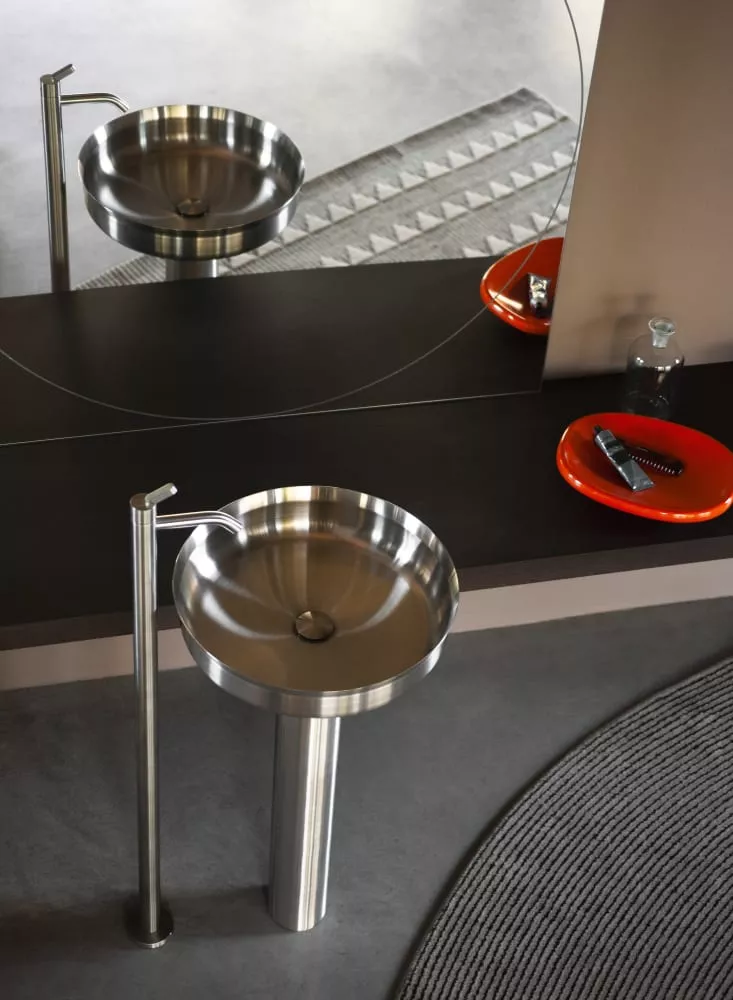 Agape UNDICI INBOX freistehendes Waschbecken mit rundem Aufsatzbecken aus Edelstahl, Durchmesser: 47cm, Höhe: 90cm, Wandablauf, inklusive Ablaufgarnitur, edelstahl gebürstet - ACER0380CMSPSP Agape UNDICI INBOX freistehendes Waschbecken mit rundem Aufsatzbecken aus Edelstahl, Durchmesser: 47cm, Höhe: 90cm, Wandablauf, inklusive Ablaufgarnitur, edelstahl gebürstet - ACER0380CMSPSP