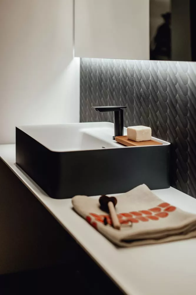 Agape MARSIGLIA Aufsatzbecken aus Cristalplant®, Breite: 60cm, Tiefe: 47cm, Höhe: 16cm, inklusive Ablaufgarnitur, mit 3 Hahnlöchern, Farbe außen dunkelgrau, Farbe innen weiß matt - ACER0705P3RZG