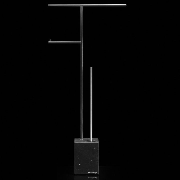 antoniolupi BIVIOCOMBI Handtuchständer, Toilettenpapierhalter und Bürstenhalter mit Basis aus Naturstein bianco carrara, Struktur aus Messing, weiß matt - BIVIOCOMBI2-5-MC