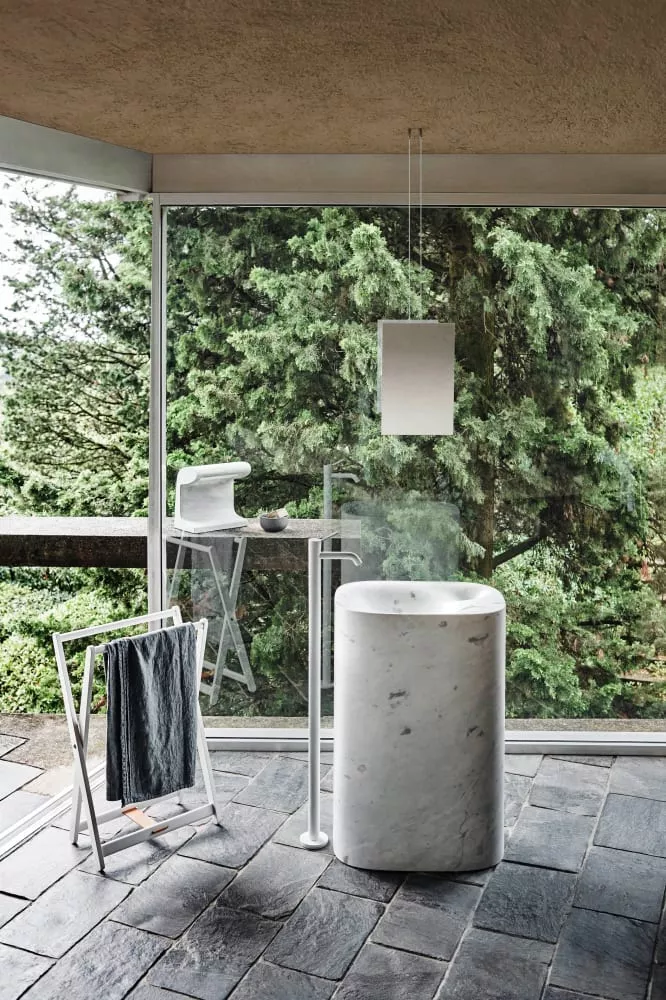 Agape NIVIS freistehender Waschtisch aus Naturstein mit Bodenablauf, Breite: 56,7cm, Tiefe: 39,6cm, Höhe: 90cm, bianco carrara - ACER0763FM0MC