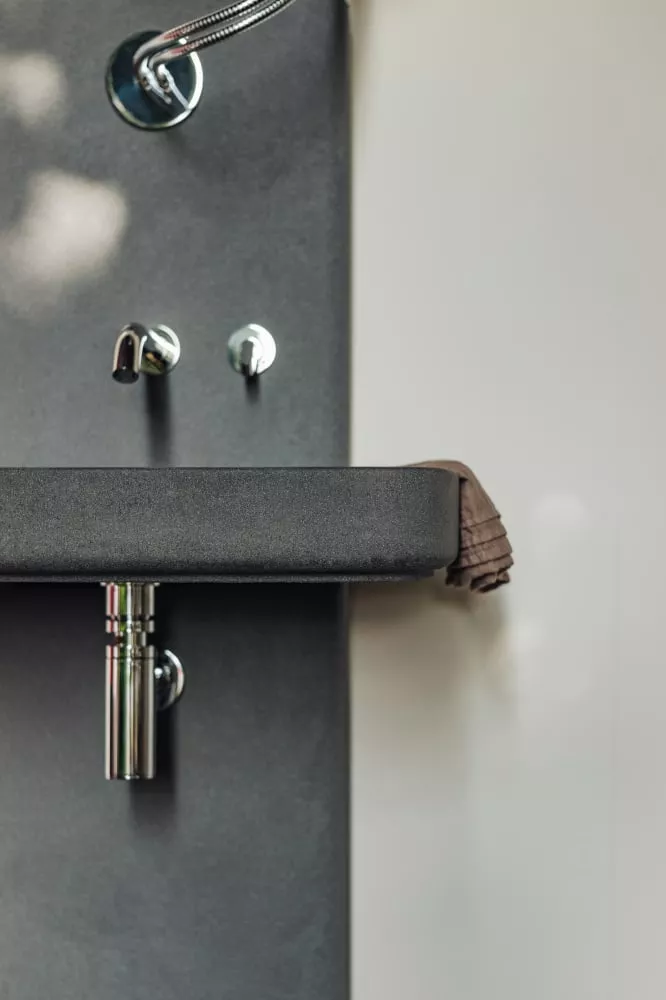 Agape PETRA Wandbecken mit Säule aus Zement, Breite: 64cm, Tiefe: 52cm, Höhe: 89,5cm, inklusive Halterung AKIT094C, Säule und Wandbecken in dunkelgrau - ACER092180+ACER096180+AKIT094C