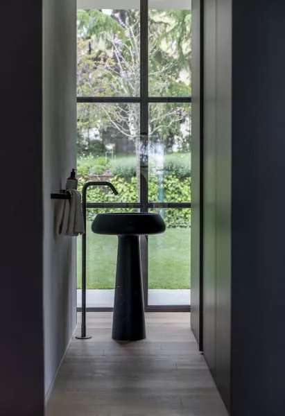 Agape BJHON 2 freistehendes Waschbecken aus Naturstein für Wandablauf, Durchmesser: 54,5cm, Höhe: 90cm, inklusive Ablaufgarnitur, petit granit - ACER1088MPG