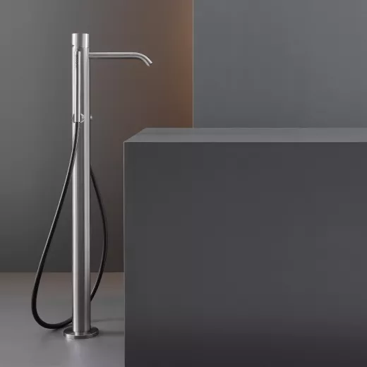 cea GIOTTO PLUS freistehender Badewannen-Eingriffmischer mit Stabhandbrause, high water flow, H:870mm, edelstahl satiniert, Schlauchfarbe weiß-GIO98WS