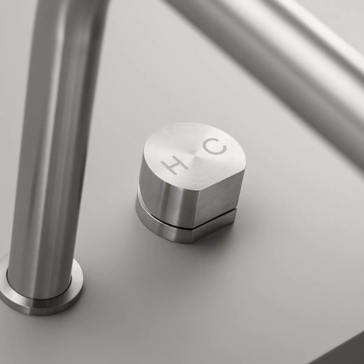 ceadesign NEUTRA Zweiloch-Mischer mit schwenkbarem und abnehmbarem Auslauf zur Unterfenster-Montage, herausziehbare Handbrause, Ausladung: 215mm, edelstahl satiniert-NEU54S