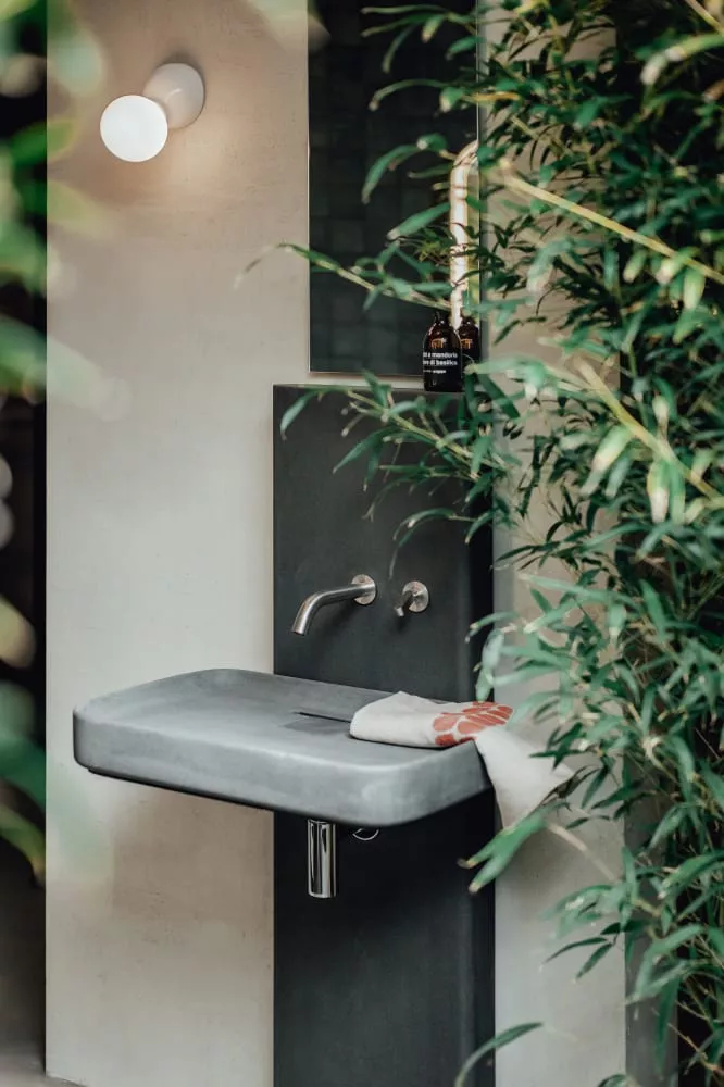 Agape PETRA Wandbecken mit Säule aus Zement, Breite: 64cm, Tiefe: 52cm, Höhe: 89,5cm, inklusive Halterung AKIT094C, Säule und Wandbecken in dunkelgrau - ACER092180+ACER096180+AKIT094C