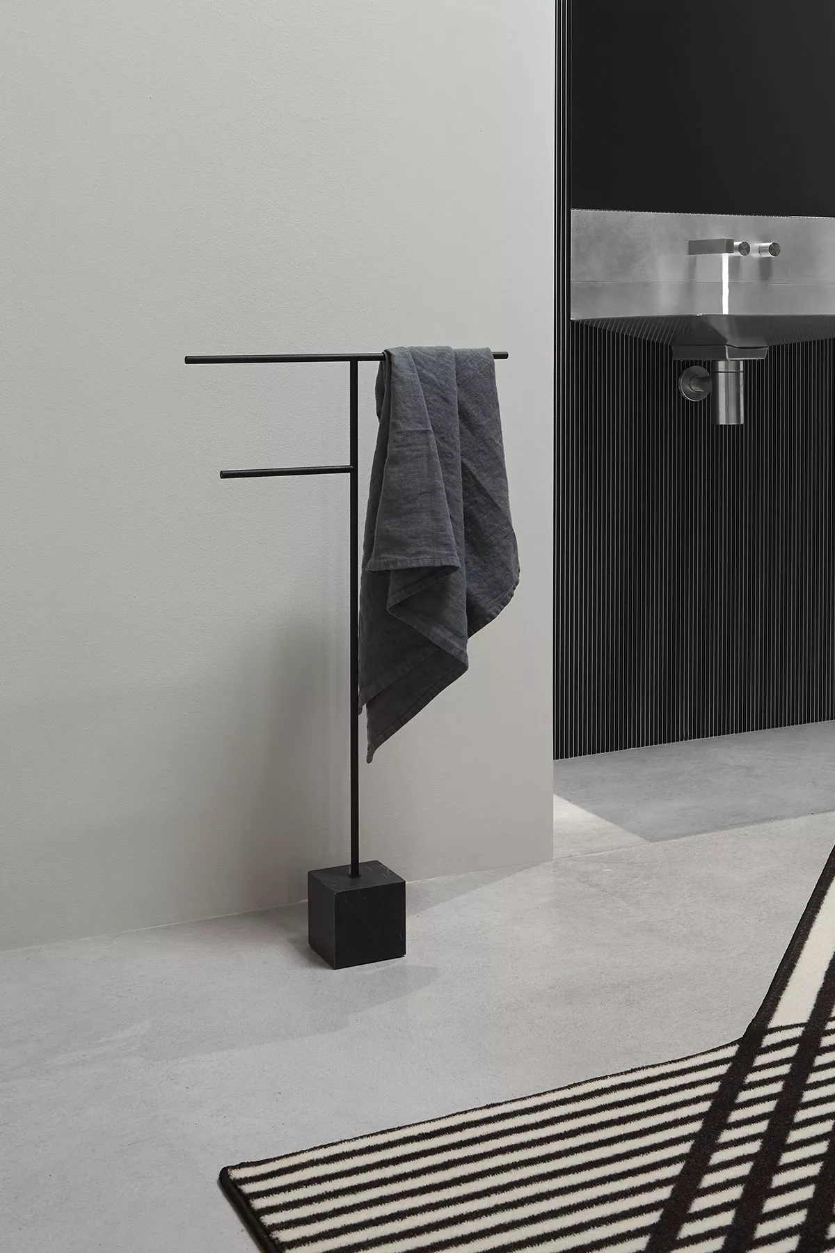 antoniolupi BIVIO Handtuchständer mit Basis aus Naturstein nero marquinia, Struktur aus Messing, schwarz matt - BIVIO3-6-NM-NERO