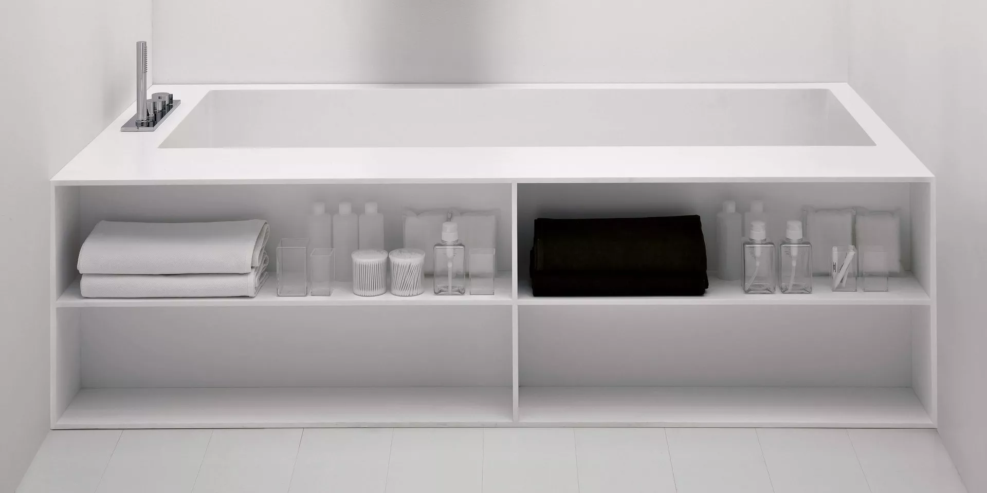 antoniolupi BIBLIO Badewanne mit Frontablagefächern und seitlichem Armaturenrand, 180x90x53,5cm, Version links, 2 Seiten verkleidet, weiß matt, Ablaufgarnitur weiß matt-BIBLIO622L_SX