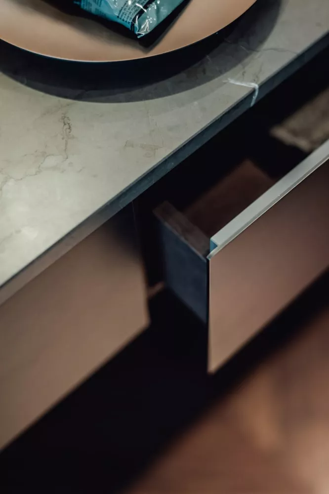 Agape DR Waschtisch zur Wandmontage mit Top und integriertem Waschbecken, Breite: 140,6cm, Tiefe: 50cm, Höhe: 25cm, Waschbecken rechts, Schublade links, Struktur und Front aus Messing brüniert gebürstet, Top aus Naturstein emperador dark - ADRP14DBREDRUBR