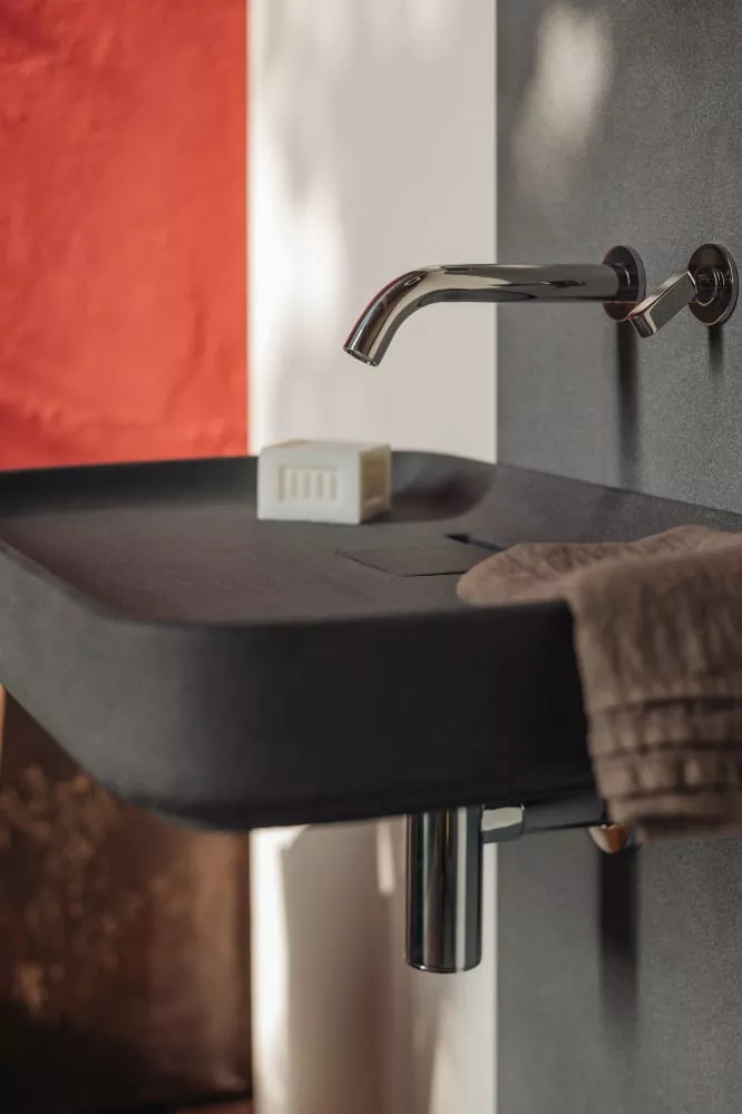 Agape PETRA Wandbecken mit Säule aus Zement, Breite: 64cm, Tiefe: 52cm, Höhe: 89,5cm, inklusive Halterung AKIT094C, Säule und Wandbecken in dunkelgrau - ACER092180+ACER096180+AKIT094C Agape PETRA Wandbecken mit Säule aus Zement, Breite: 64cm, Tiefe: 52cm, Höhe: 89,5cm, inklusive Halterung AKIT094C, Säule und Wandbecken in dunkelgrau - ACER092180+ACER096180+AKIT094C