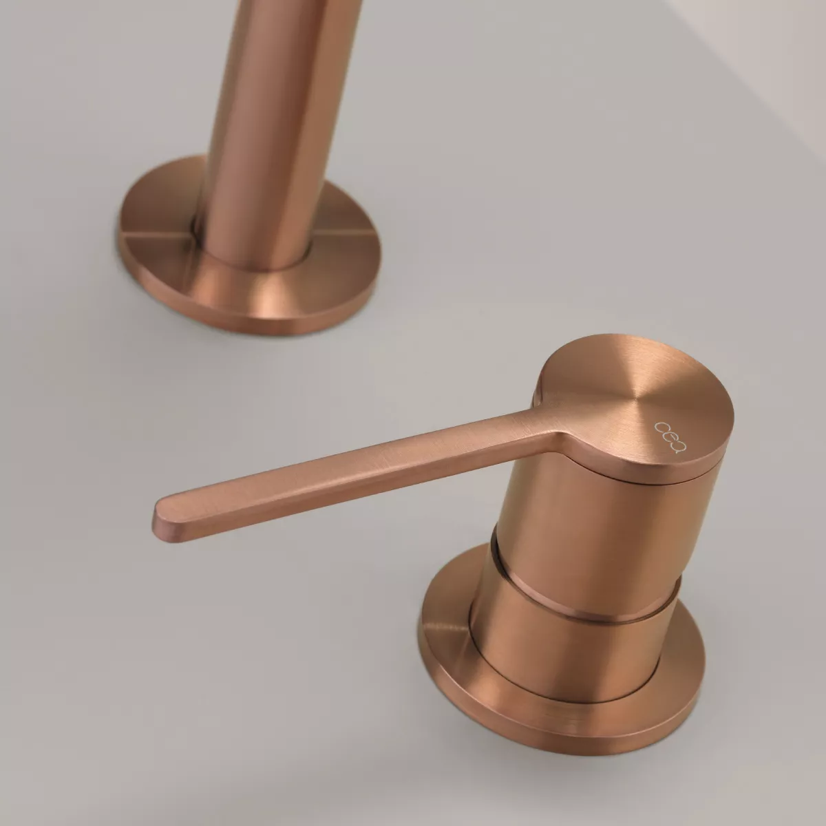 ceadesign INNOVO Zweiloch-Mischer mit schwenkbarem Auslauf, Ausladung: 230mm, edelstahl satiniert - INV48S ceadesign INNOVO Zweiloch-Mischer mit schwenkbarem Auslauf, Ausladung: 230mm, edelstahl satiniert - INV48S