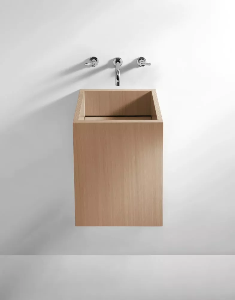 Agape CUBE Wandbecken aus Eichenholz, Breite: 40cm, Tiefe: 40cm, Höhe: 50cm, inklusive brüniert gebürsteter Ablaufgarnitur, rovere naturale - ACER0770MRTBR