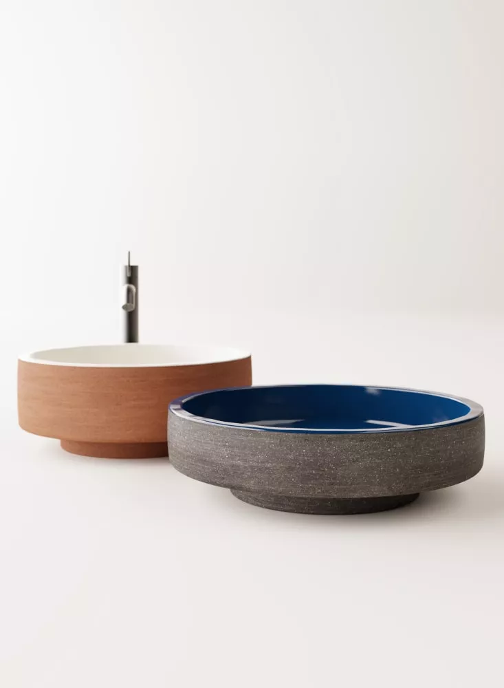 Agape CENOTE flaches Aufsatzbecken aus Ton, Durchmesser: 45cm, inklusive Ablaufgarnitur, dunkler Ton, weitere Farben auf Anfrage möglich - ACER0450TSST