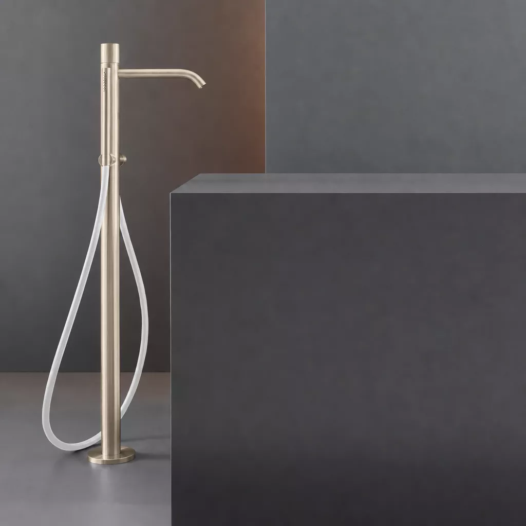 cea GIOTTO PLUS freistehender Badewannen-Eingriffmischer mit Stabhandbrause, Höhe: 870mm, Schlauchfarbe weiß nach RAL 9016, light gold satiniert - GIO97WXS cea GIOTTO PLUS freistehender Badewannen-Eingriffmischer mit Stabhandbrause, Höhe: 870mm, Schlauchfarbe weiß nach RAL 9016, light gold satiniert - GIO97WXS