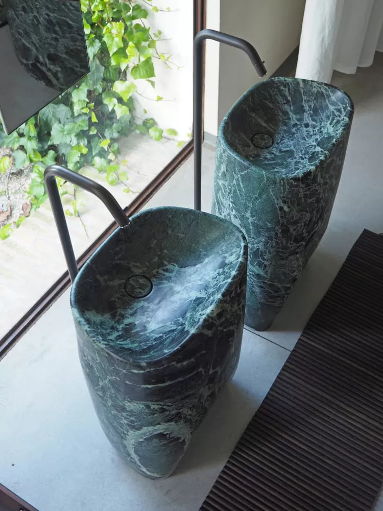 Agape PEAR C freistehendes Waschbecken aus Naturstein mit Wandablauf, Breite: 55,5cm, Tiefe: 40,9cm, Höhe: 90cm, inklusive Ablaufgarnitur, verde alpi - ACER0890MVP