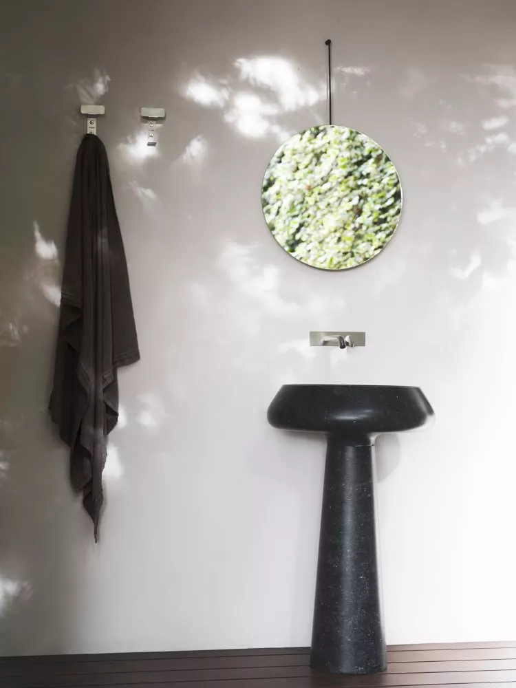 Agape BJHON 2 freistehendes Waschbecken aus Naturstein für Wandablauf, Durchmesser: 54,5cm, Höhe: 90cm, inklusive Ablaufgarnitur, petit granit - ACER1088MPG